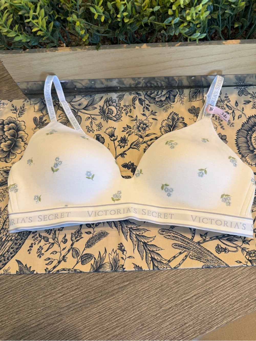 ✨ VICTORIA’S SECRET FLORAL WIRELESS BRA ✨ 34B 🌸 NEW!